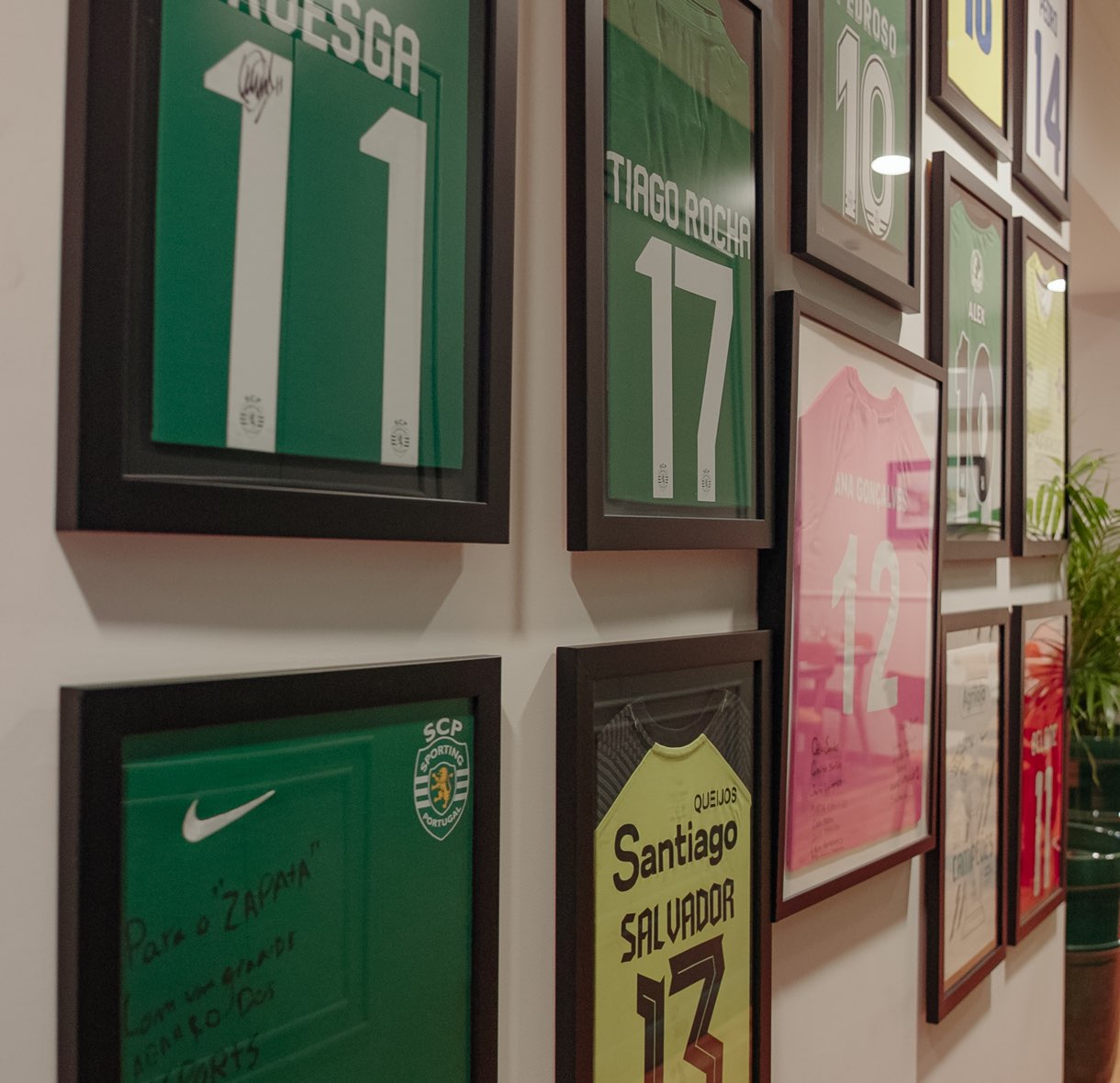 Camisetas de fútbol enmarcadas en la pared