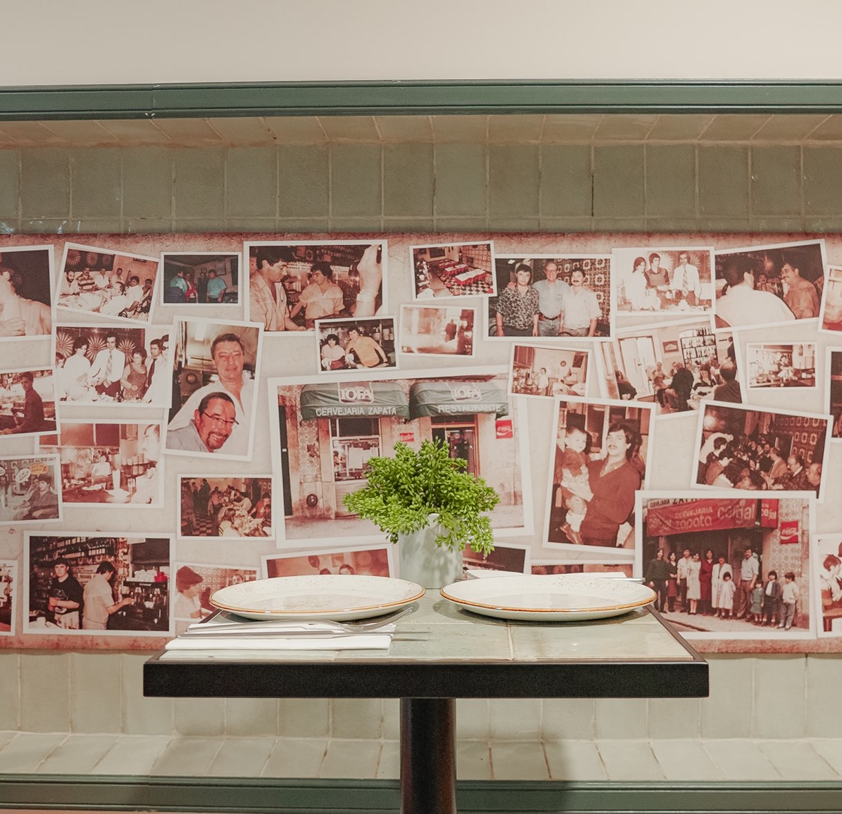 Mesa puesta frente a la pared de fotografías familiares